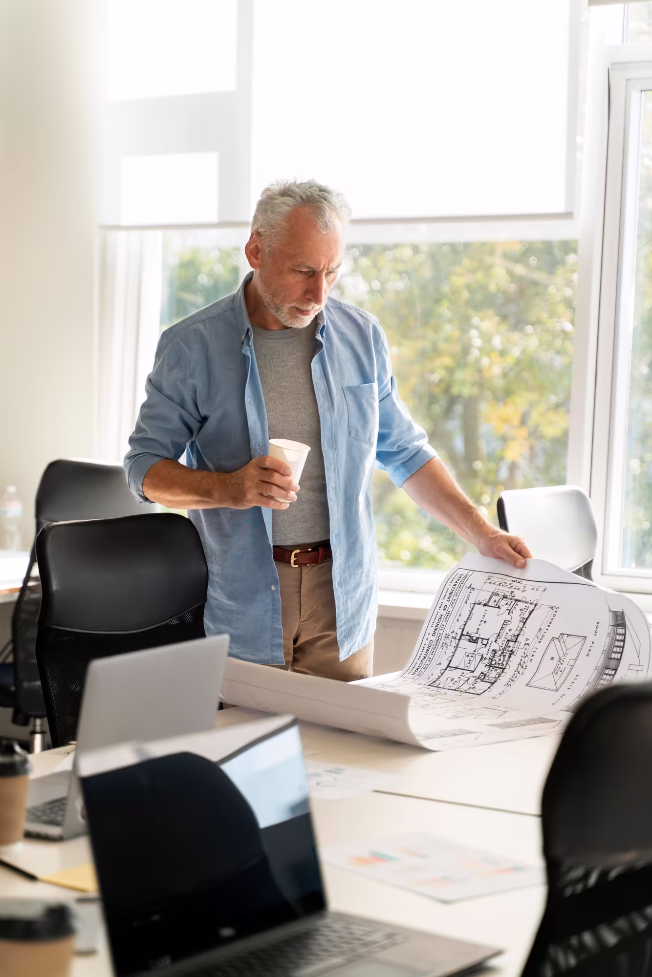 مهندس در حال بررسی مشخصات فنی